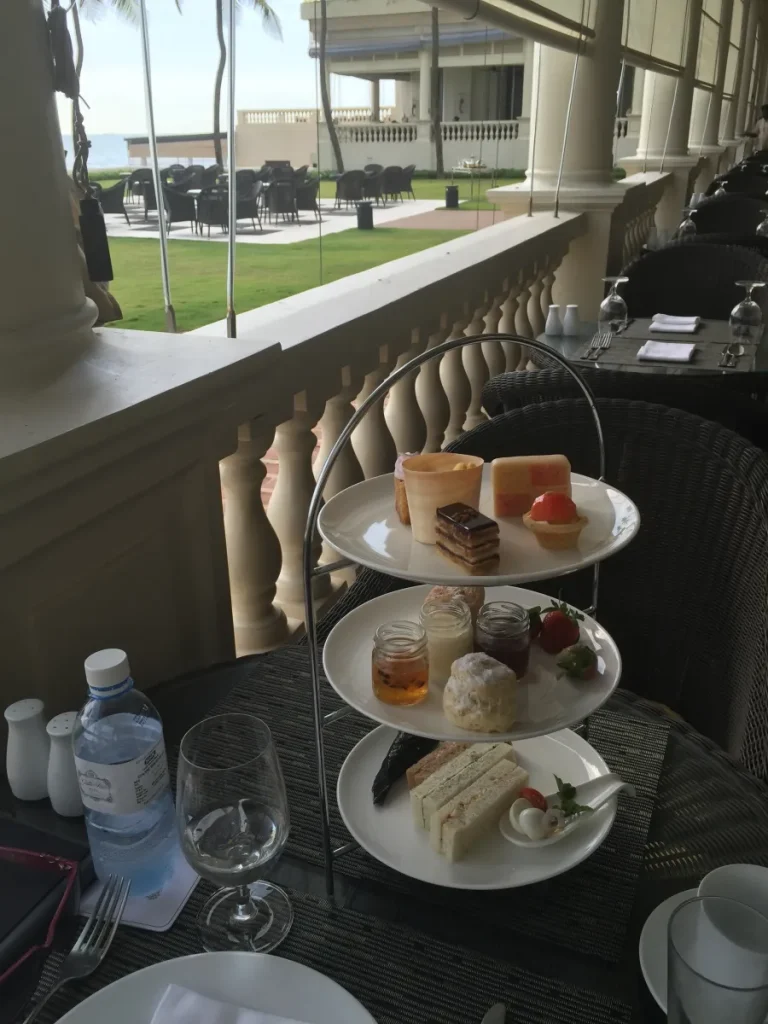 海沿いの老舗ホテルGalle Face Hotel(ゴールフェイス・ホテル)では3段スタンドまたはビュッフェ形式で優雅なハイティーを提供